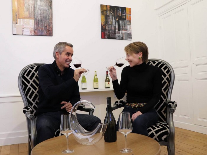 Céline Dandelot et Damien Delattre vous accueillent à Sensation Vin, au centre ville de Beaune pour des cours de dégustation autour des vins de Bourgogne.