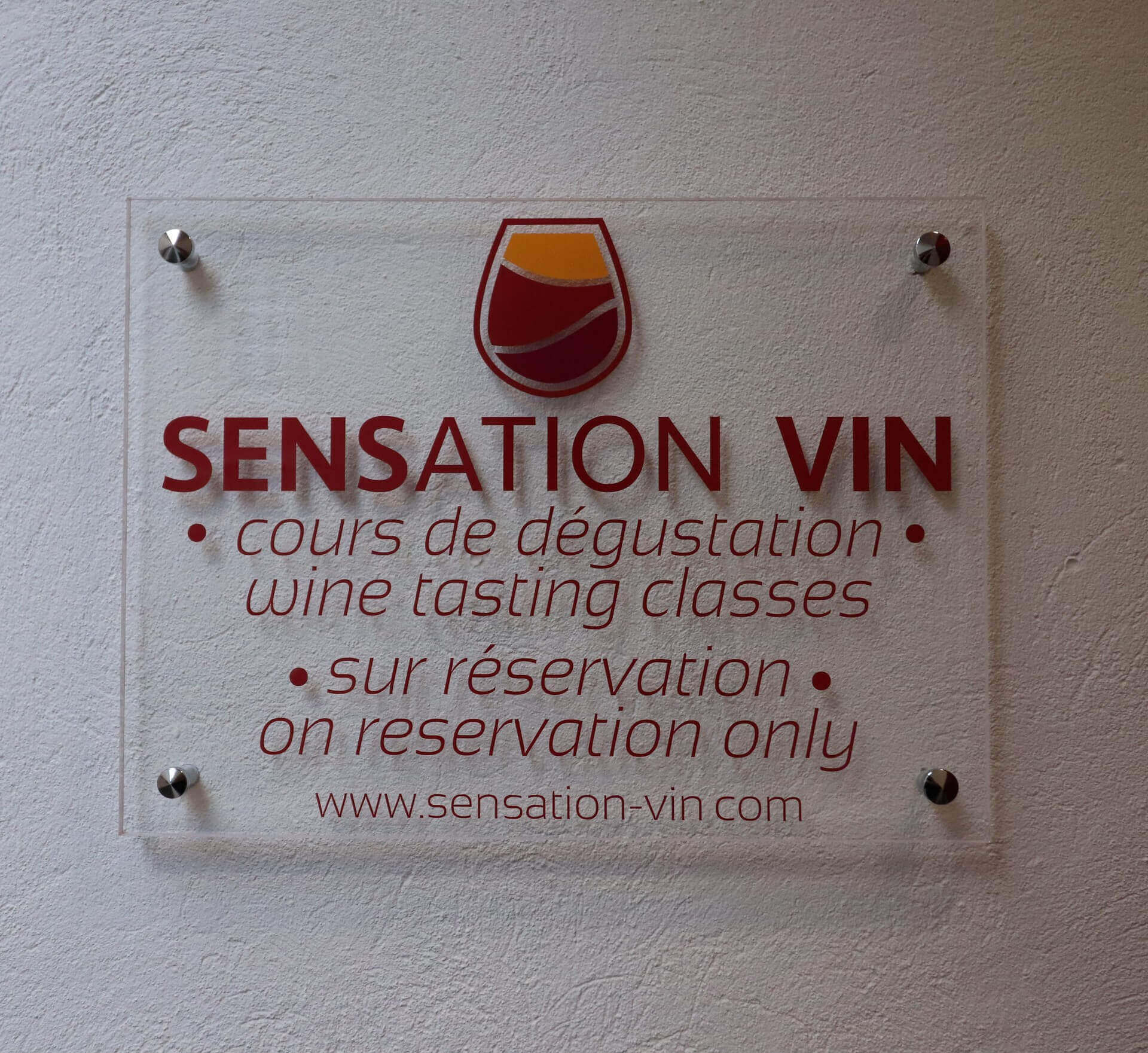 Sensation Vin propose des cours de dégustation au 2A Rue Paul Bouchard, au centre ville de Beaune.