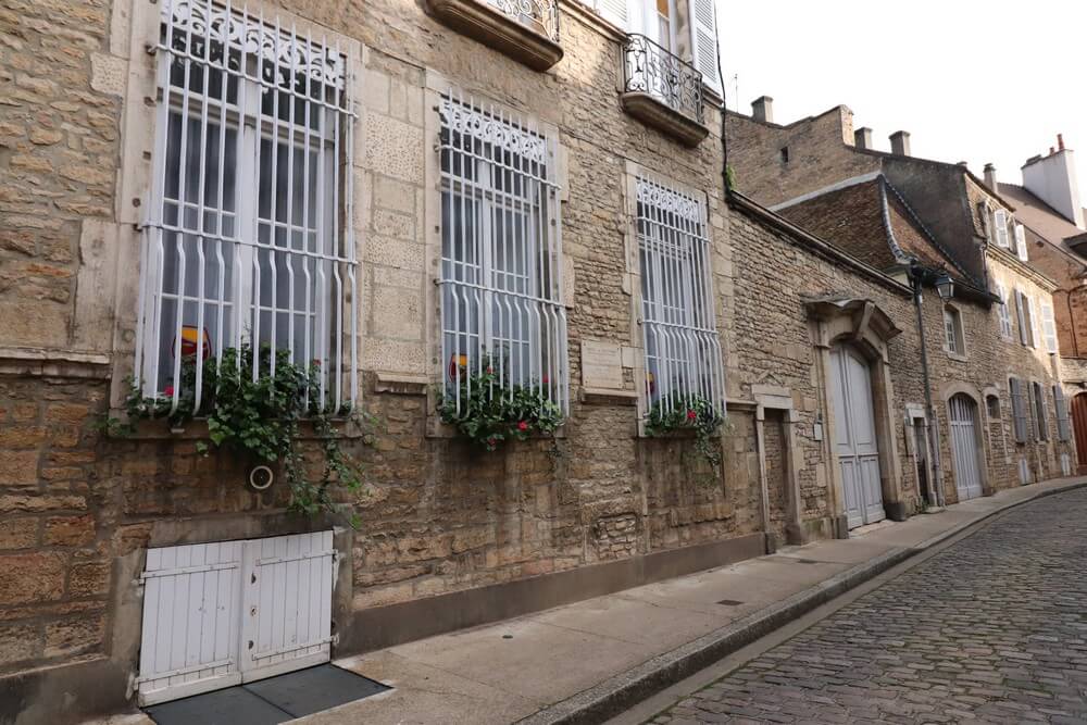 Sensation Vin's premises, in the historic city center of Beaune, at 2A Rue Paul Bouchard