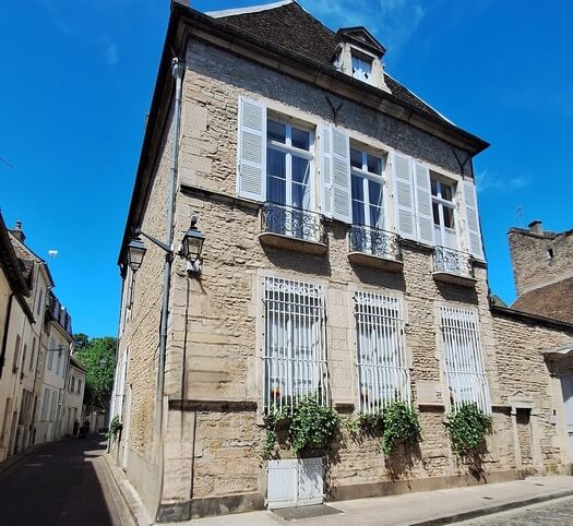 Sensation Vin est situé au centre ville historique de Beaune, au 2 A Rue Paul Bouchard