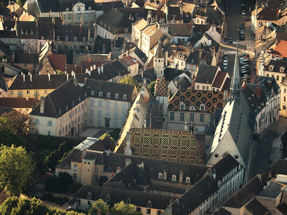 Image aérienne de l’Hôtel Dieu, les Hospices de Beaune et ses toits polychromes à partir d’une montgolfière