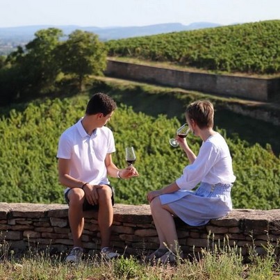 Une dégustation de 6 vins rouges dont 2 grands crus directement au cœur des parcelles est organisée lors du wine tour "De Corton au Chambertin".