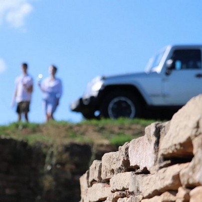 Nous vous emmenons dans notre Jeep Wrangler lors de notre cours de dégustation itinérant "De Corton au Chambertin".