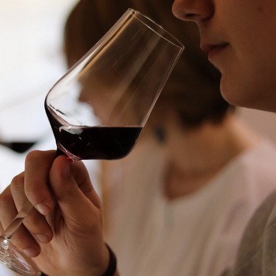 The Wine Tasting Experience enables you to discuss your sensations and interpret them.
